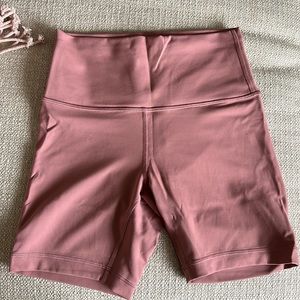 Lululemon Wunder Train 6 inch size 6